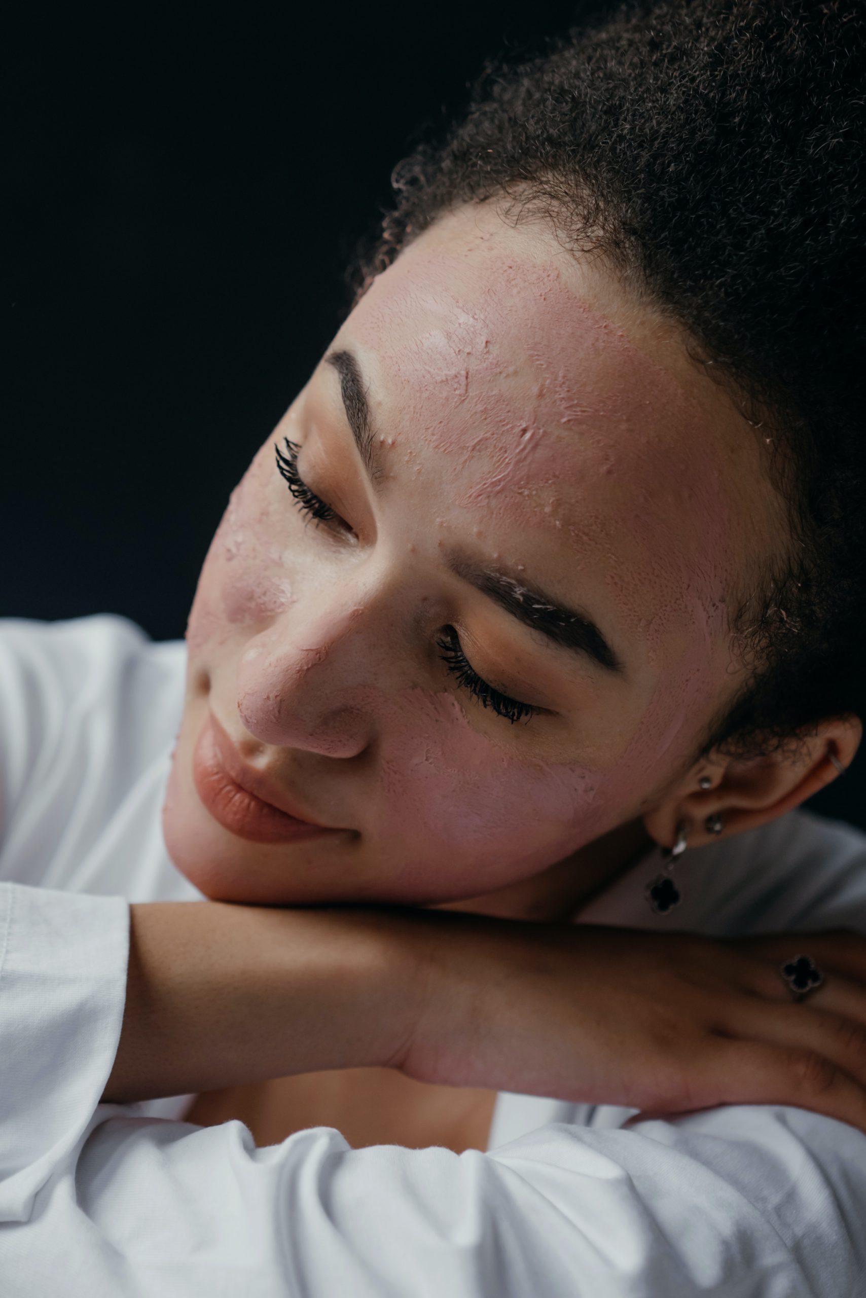 pexels-polina-kovaleva-6619511 femme avec un masque à l'argile rose