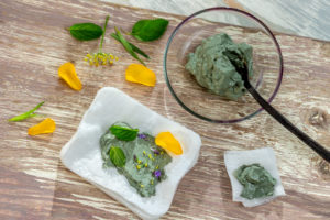 Cataplasme d'argile verte sur une compresse