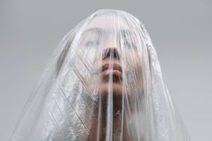 film plastique visage cataplasme argile verte