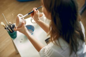 femme en train de peindre l'argile autodurcissante