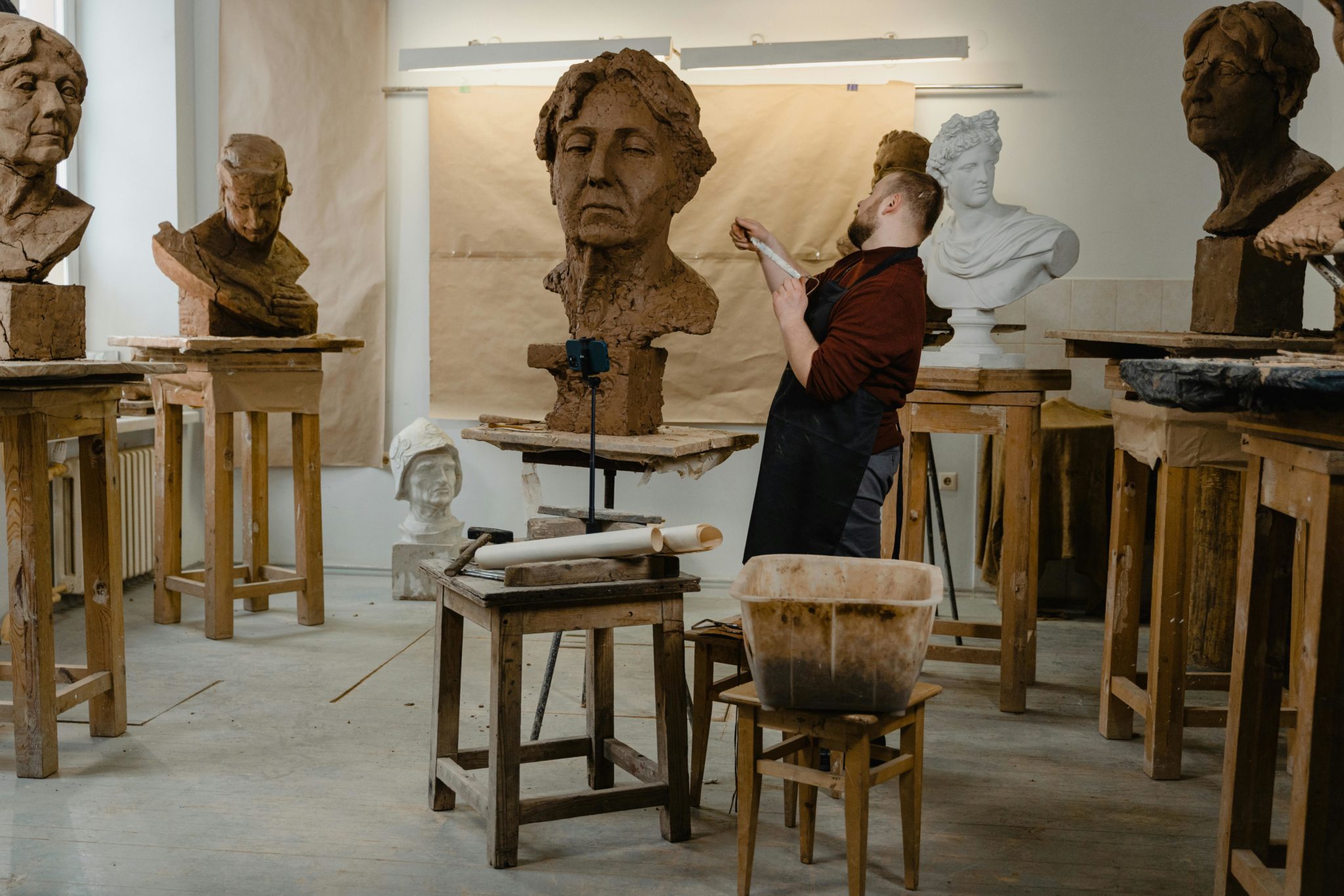 Potier au tour de poterie avec tabouret ergonomique atelier