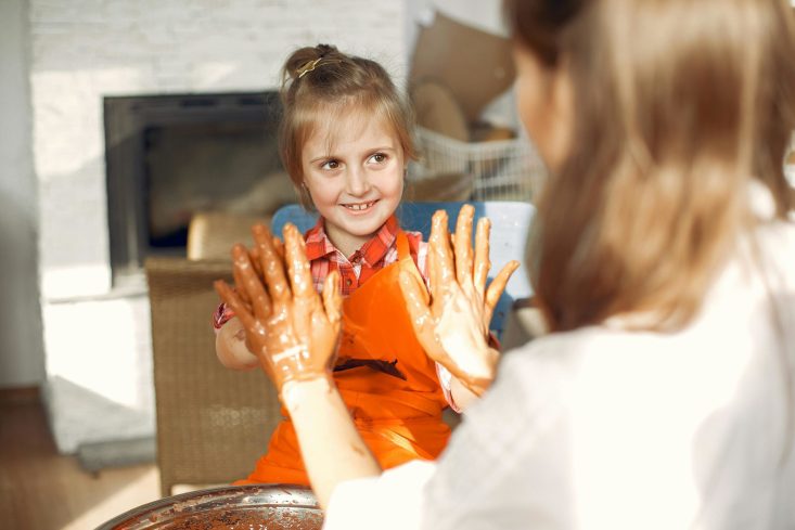 enfant utilisant un atelier de poterie