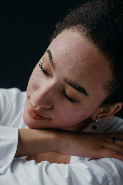 pexels-polina-kovaleva-6619511 femme avec un masque à l'argile rose